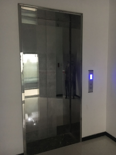 火災發生時，電梯的電源切斷及報警聯